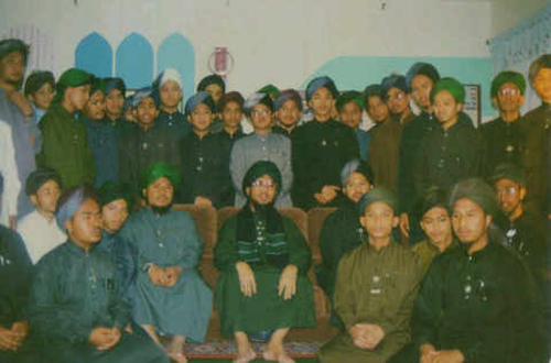 Ashaari Muhammad bersama pengikut-pengikut Al-Arqam. Sumber imej dari http://www.anjangmuor.com/2011/11/