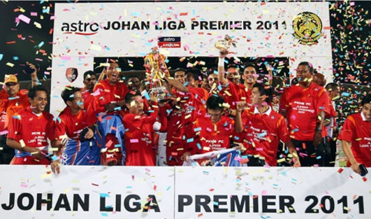 PKNS julang piala Liga Premier 2011. Image dari sokernet.com