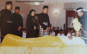 Dr Mahathir menziarahi jenazah Tunku Abdul Rahman. Imej dari warisanpermaisuri.blogspot