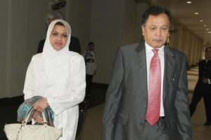 Shahrizat dan suaminya, Datuk Seri Mohamad Salleh Ismail. Imej dari mStar.