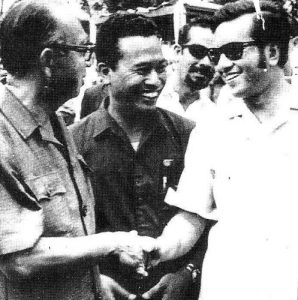 Pertemuan pertama Dr Mahathir dengan Tun Razak selepas beliau dipecat dari UMNO di Morib pada 1971. Imej dari tv14.