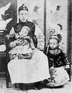 Pu Yi bersama ayah (Putera Zaifeng) dan adiknya (Pu Jie). Imej dari Wikipedia.