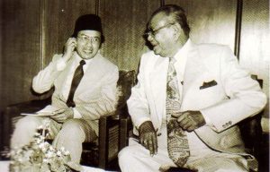 Dr Mahathir dan Tunku Abdul Rahman di bangunan parlimen pada 1982. Imej dari A Doctor in the House: The Memoir of Tun Dr Mahathir Mohamad.