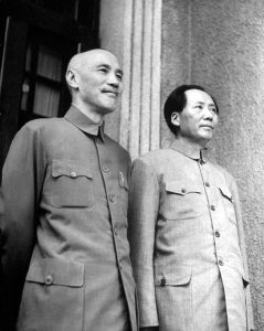 Dari kiri: Chiang Kai Shek dan Mao Zedong sebelum perang saudara. Imej dari nybooks.com