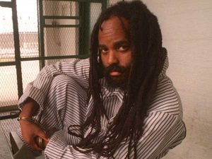 Mumia ketika dalam tahanan pada tahun 1990an. Imej dari philly.com