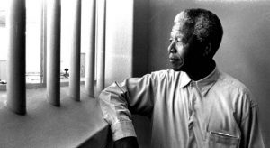 Mandela sendiri pernah tulis buku masa dalam penjara. Imej dari pbs.org