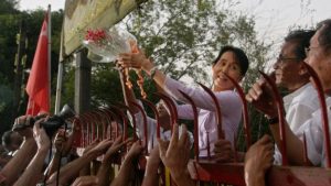 Suu Kyi disambut dengan penyokongnya masa lepas dari tahanan rumah 2010. Imej dari BBC.