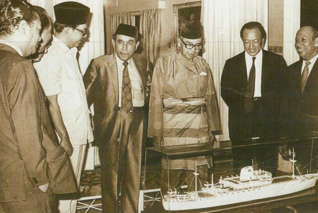 5 November 1971:Tun Abdul Razak melihat replika Kapal Laut yang menjadi pengakutan Jemaah Haji Malaysia ke Makkah. Imej dari AziziRahmat.