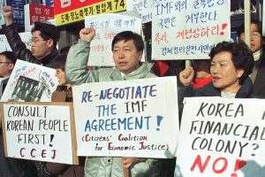 Demonstrasi di Korea, masa krisis kewangan. Imej dari The Wall Street Journal.