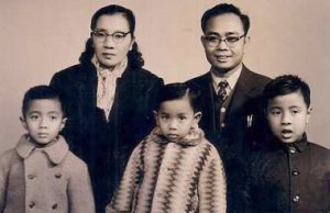 Shamsiah dan keluarga pada 1964. Imej dari Wikipedia.