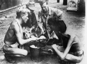Tawanan perang ketika Perang Dunia Ke-2 di Burma. Imej dari Wikipedia.