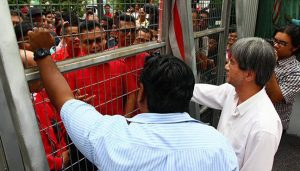 Jamal Yunos dan penyokong datang ke pejabat Malaysiakini, untuk bantah tindakan Malaysiakini terima dana dari OSF. Imej dari Free Malaysia Today.