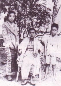 Shamsiah masa berusia 13 tahun, dengan ibu dan adiknya. Imej dari 