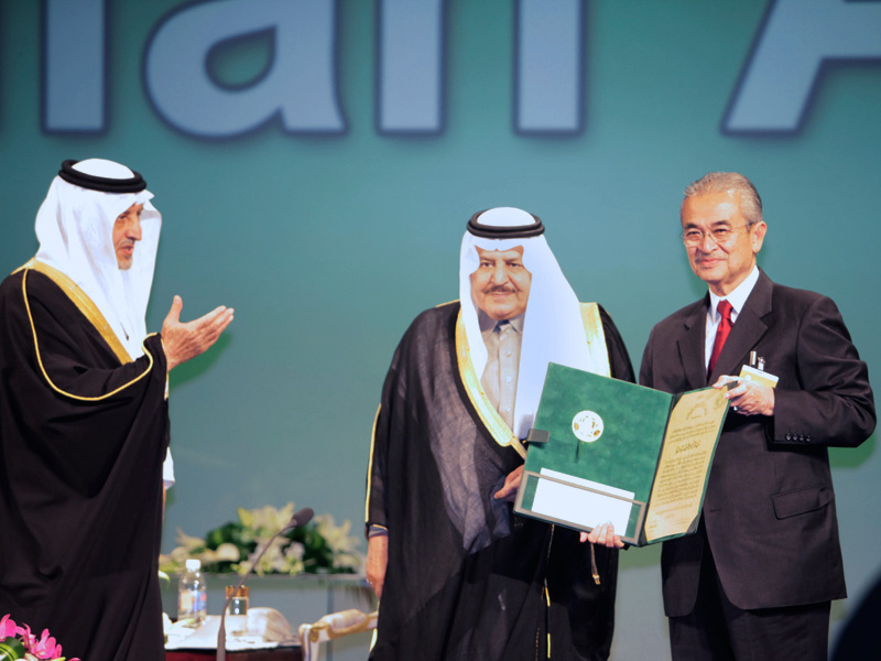 Pak Lah ketika menerima anugerah daripada Raja Faisal. Gambar dari kfip.org.