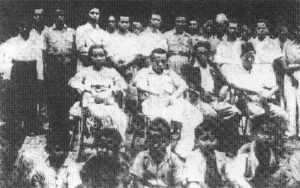 Shamsiah, Boestamam dan Dr Burhanuddin semasa perasmian cawangan PKMM di Kuala Pilah,1946. Imej dari Memoir Shamsiah Fakeh:Dari AWAS ke Rejimen ke-10.