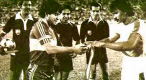 Mokhtar Dahari bersama lagenda bola sepak dunia Maradona yang datang ke KL bersama Boca Juniors pada 1983