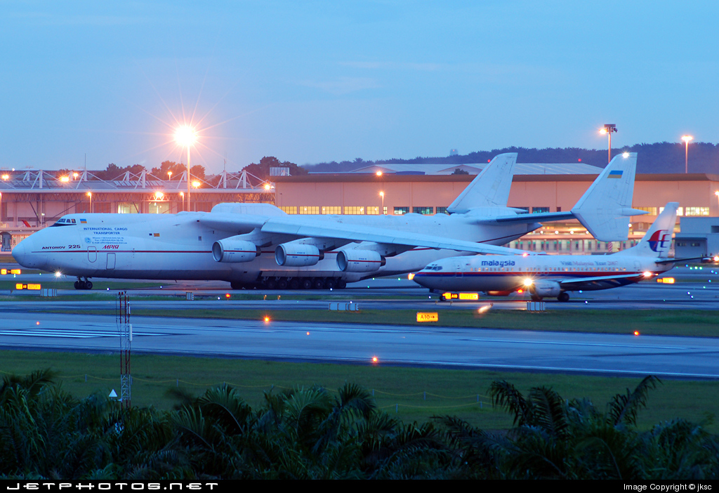 Perbezaan saiz Antonov An-225 dengan Boeing B737-400 Malaysia Airlines. Image dari Jetphotos