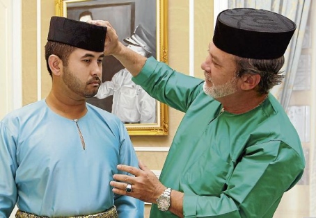Sultan Johor bersama Tuanku Mahkota Johor menggayakan baju melayu teluk belanga. Imej dari Kesultanan Johor