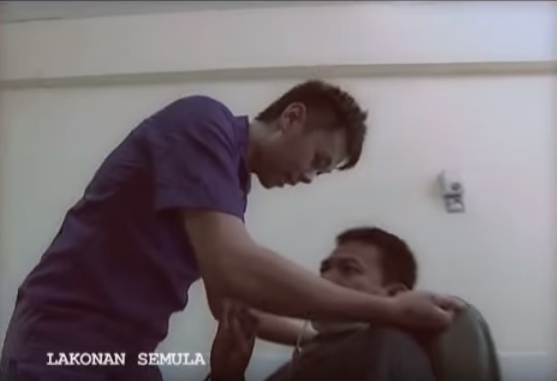 Lakonan semula bagaimana Jimmy Chua menawan hospital penjara Pudu. Imej dari Youtube KE: Tebusan Penajara Pudu