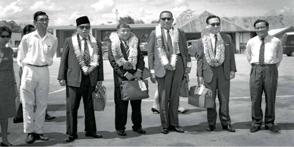 Wakil-wakil Sarawak selepas balik daripada menandatangani perjanjian membentuk Malaysia. Imej dari Portal Rasmi Kerajaan Sarawak. 