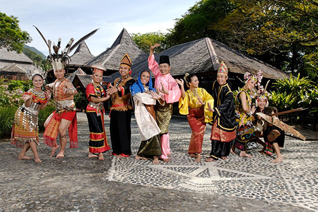 Sebahagian daripada etnik Sarawak. Imej dari KLxpress