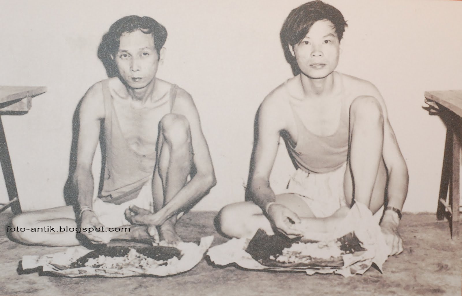Dua orang anggota komunis, Kim Fook (kiri) dan Lim Kong (kanan) menyerah diri di Kepong, Selangor. Imej dari foto antik