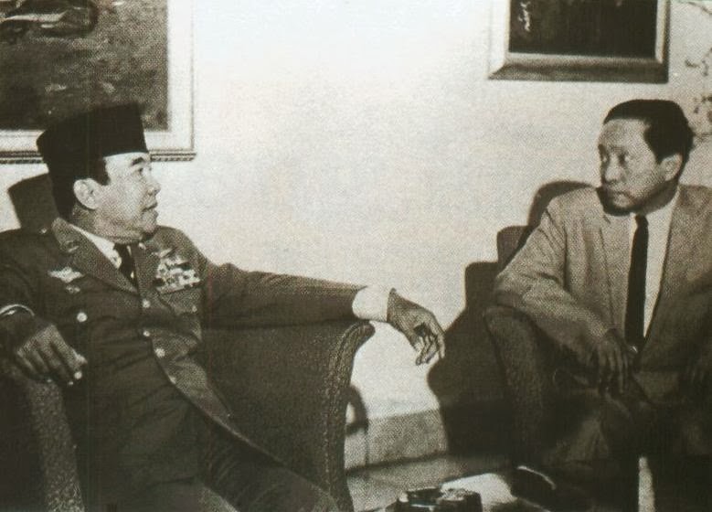 Presiden Soekarno dan pemimpin Parti Komunis Indonesia (PKI) DN Aidit. Imej dari Republik Merah. 