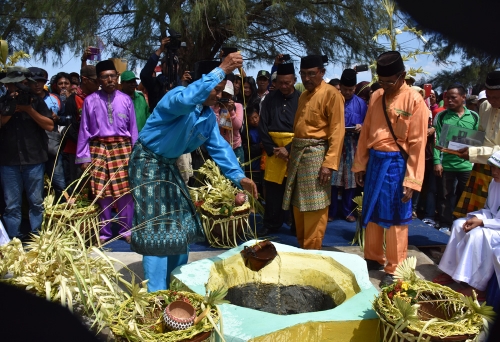 Ritual Mandi Safar kat Riau, Indonesia. Mandi Safar dah lama diisytihar haram kat Malaysia sejak 1963. Imej dari goriau