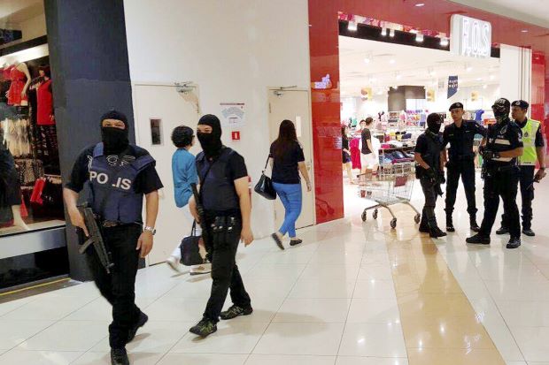 Anggota polis membuat rondaan kat pusat beli belah Johor. Imej dari hype.my
