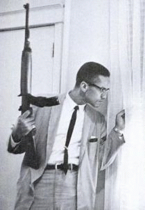 Malcolm X melindungi keluarganya di rumah.