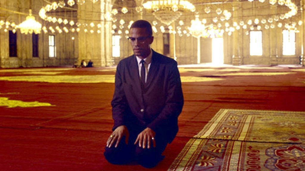 Malcolm X solat dalam sebuah masjid di Kaerah.