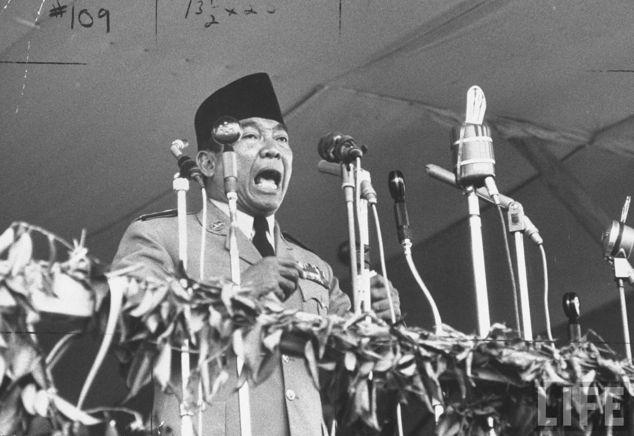 Presiden Soekarno isytihar “Ganyang Malaysia”. Imej dari Pena Soekarno.