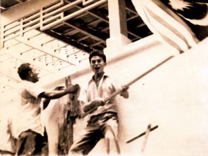 Samy Vellu (sekarang bekas Presiden MIC) dan Khalid Yunus (wartawan Utusan) naikkan bendera Malaysia di kedutaan Indonesia. Imej dari Utusan Malaysia