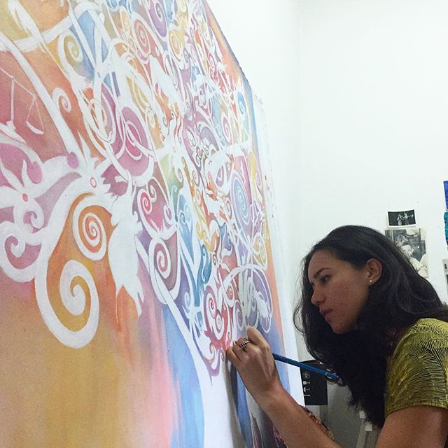 Sebagai artis visual, Alena menggabungkan motif tradisional Sarawak dengan unsur-unsur moden supaya masyarakat dapat menerimanya. 