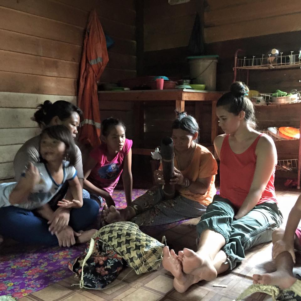 Alena melihat masyarakat kampung membuat seruling buluh tradisional. Imej dari Alena Murang
