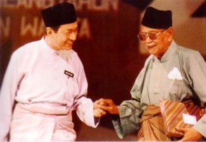 Dr Mahthir dan Tunku di Perhimpunan Agung UMNO. Imej dari A Doctor in the House: The Memoir of Tun Dr Mahathir Mohamad.
