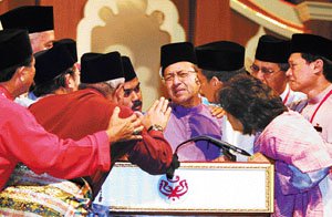 Dr Mahathir ketika mengumumkan peletakan jawatannya. Imej dari Utusan Malaysia.