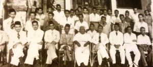 Yusof (empat dari kanan), bergambar dengan hampir seluruh pekerja Utusan Melayu. Imej dari Di Depan Api, Di Belakang Duri: Kisah Sejarah Utusan Melayu.