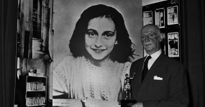 Otto Frank, masa pegang anugerah lepas diari Anne berjaya hasilkan 1 juta salinan. Imej dari The New York Times.