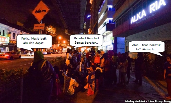 Warga Chow Kit sedang beratur untuk mendapatkan makanan. Kredit gambar Malaysiakini.