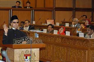 Prof. Datuk Dr. Ismail Salleh mengangkat sumpah sebagai Senator pertama di negara ini daripada golongan OKU. Imej dari bigdogdotcom