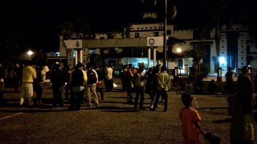 Pendemonstrasi berkumpul di ibu pejabat polis daerah Gua Musang. Perkongsian dalam kumpulan WhatsApp 'media dan Orang Asli' kami.