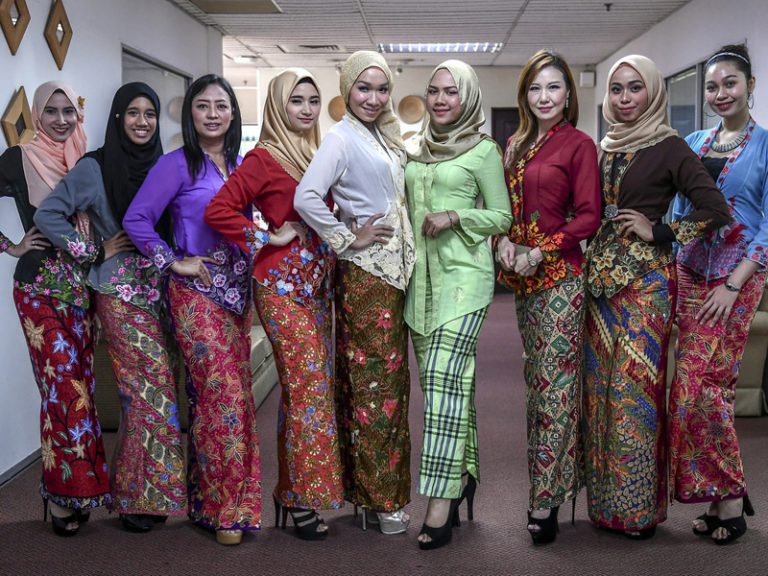  Kebaya  Tradisional Berasal dari Malaysia atau Indonesia 