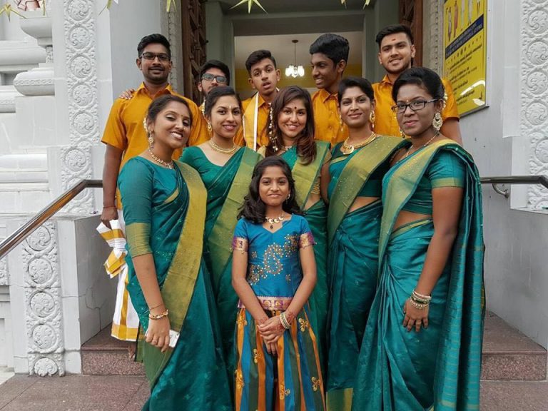 Pengayaan pakaian tradisional semasa sambutan Deepavali.