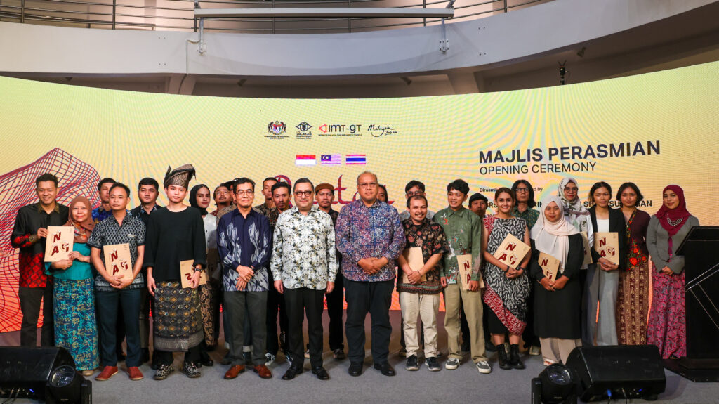 Pengerusi Lembaga Pembangunan Seni Visual Negara (LPSVN), Shaik Rizal Sulaiman dan Ketua Pengarah Balai Seni Negara, Amerrudin Ahmad bergambar bersama kurator dan artis Pameran IMT-GT: Rantau