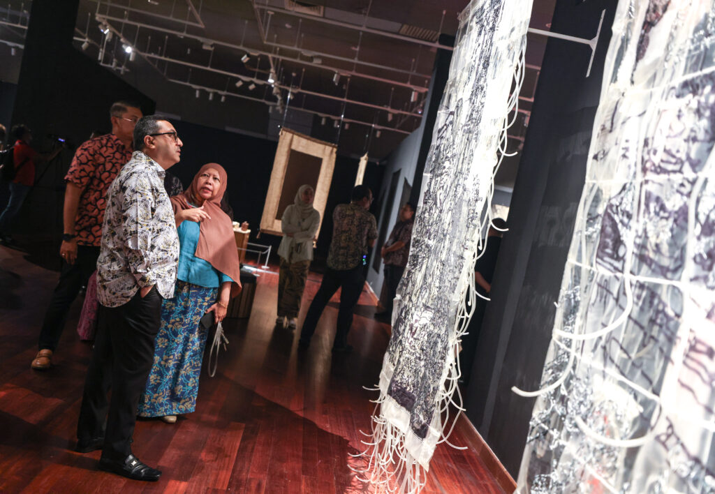 Ketua Kurator Kanan Balai Seni Negara, Faridah Hanim Abdul Wahab memberi penerangan kepada Pengerusi LPSVN, Shaik Rizal Sulaiman mengenai karya “Memory of Life” oleh pengkarya dari Thailand, Nordiana Beehing semasa sesi lawatan ke Pameran IMT-GT:Rantau