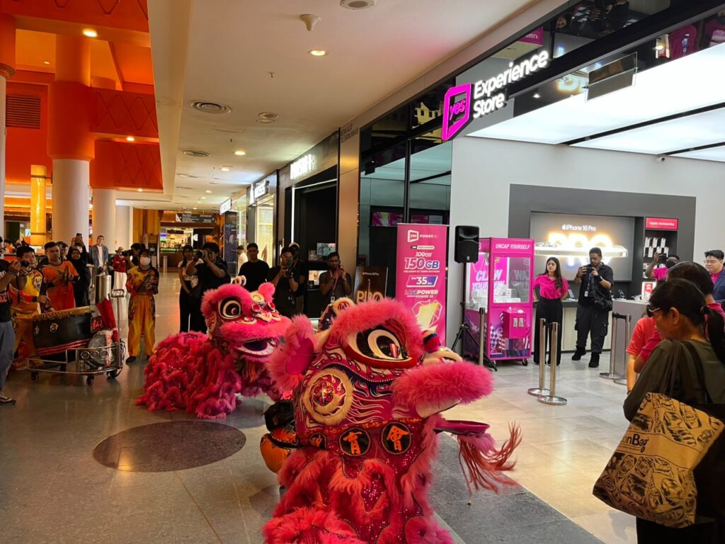 Peserta tarian singa dengan kostum singa bewarna pink di depan kedai Yes Experience Store, Sunway Pyramid.