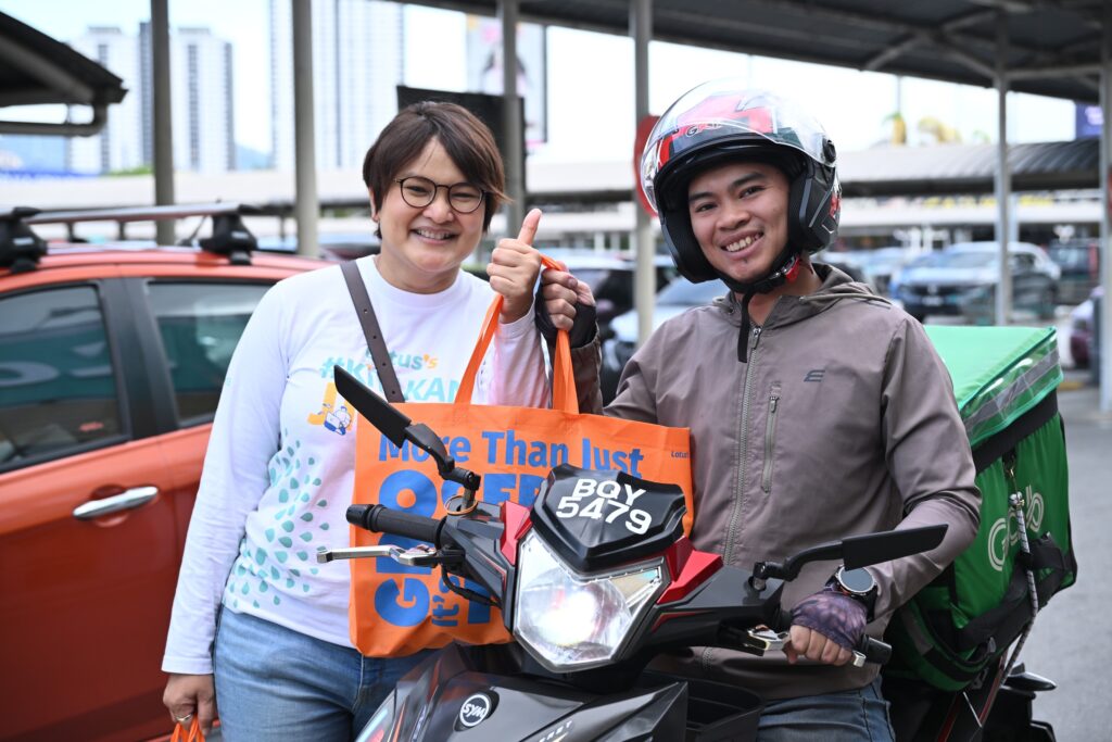lotus's belanja iftar untuk grab rider